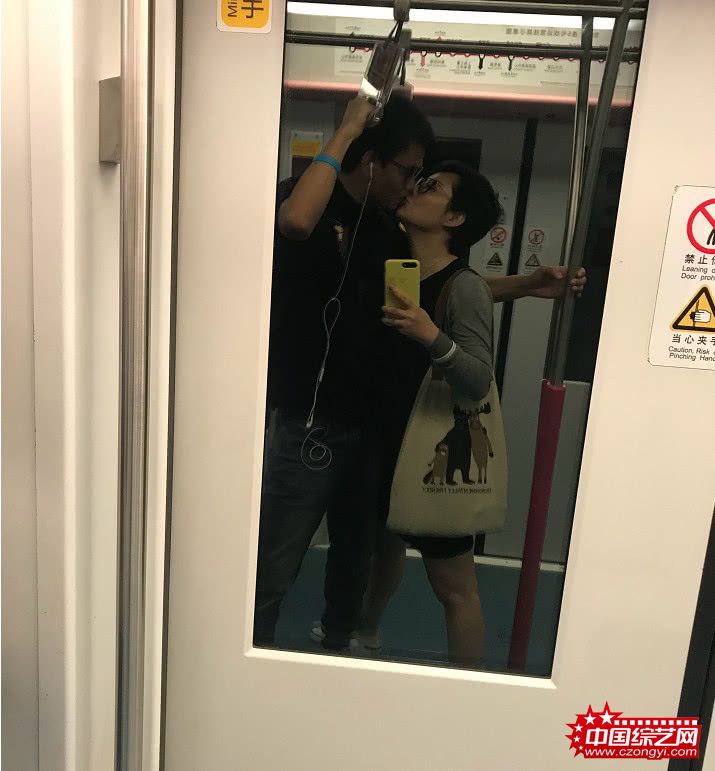 婚后疯狂秀恩爱 袁立地铁上主动索吻小11岁老公